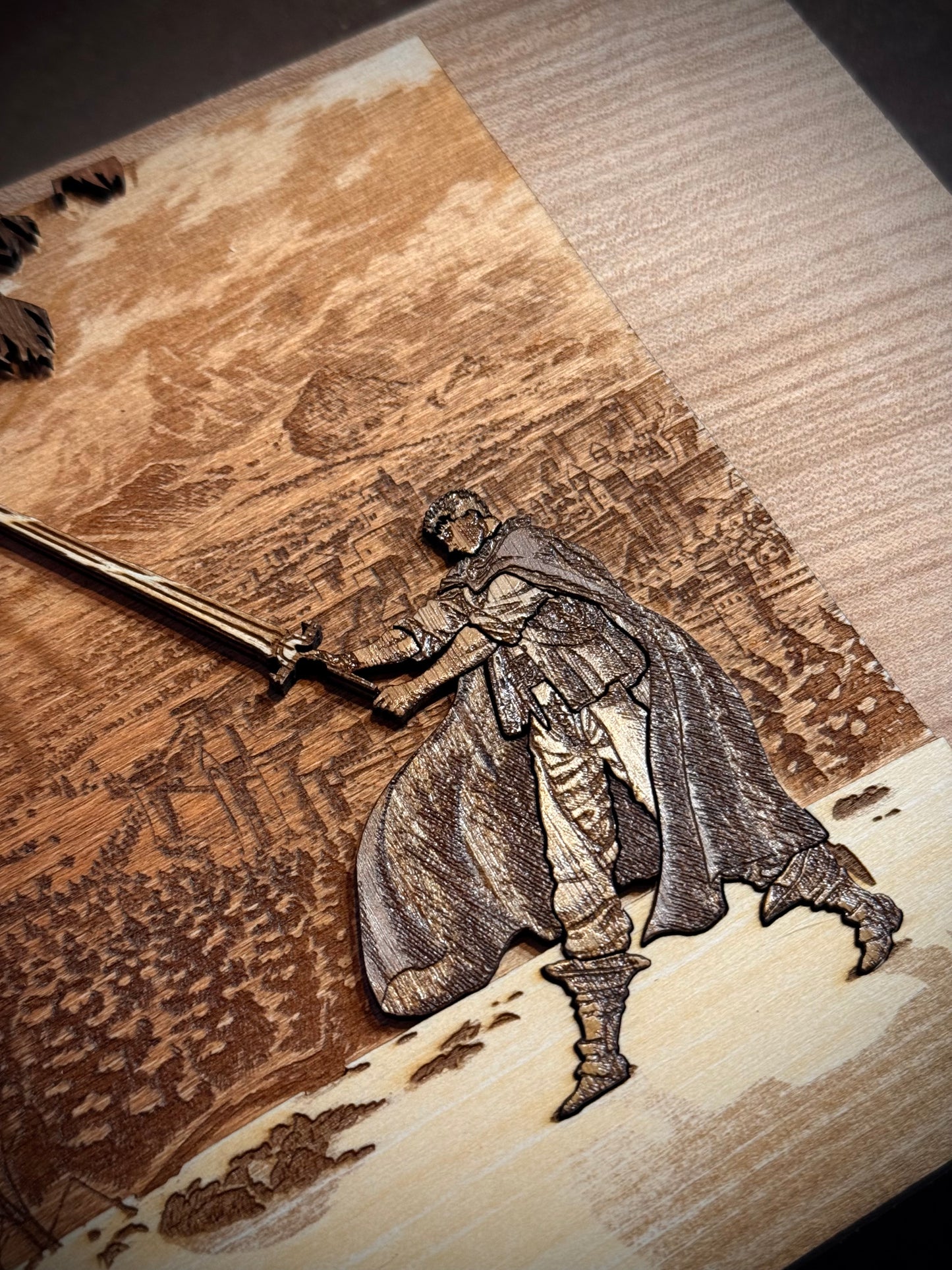 Détail de la gravure artisanale Berserk en bois multicouche