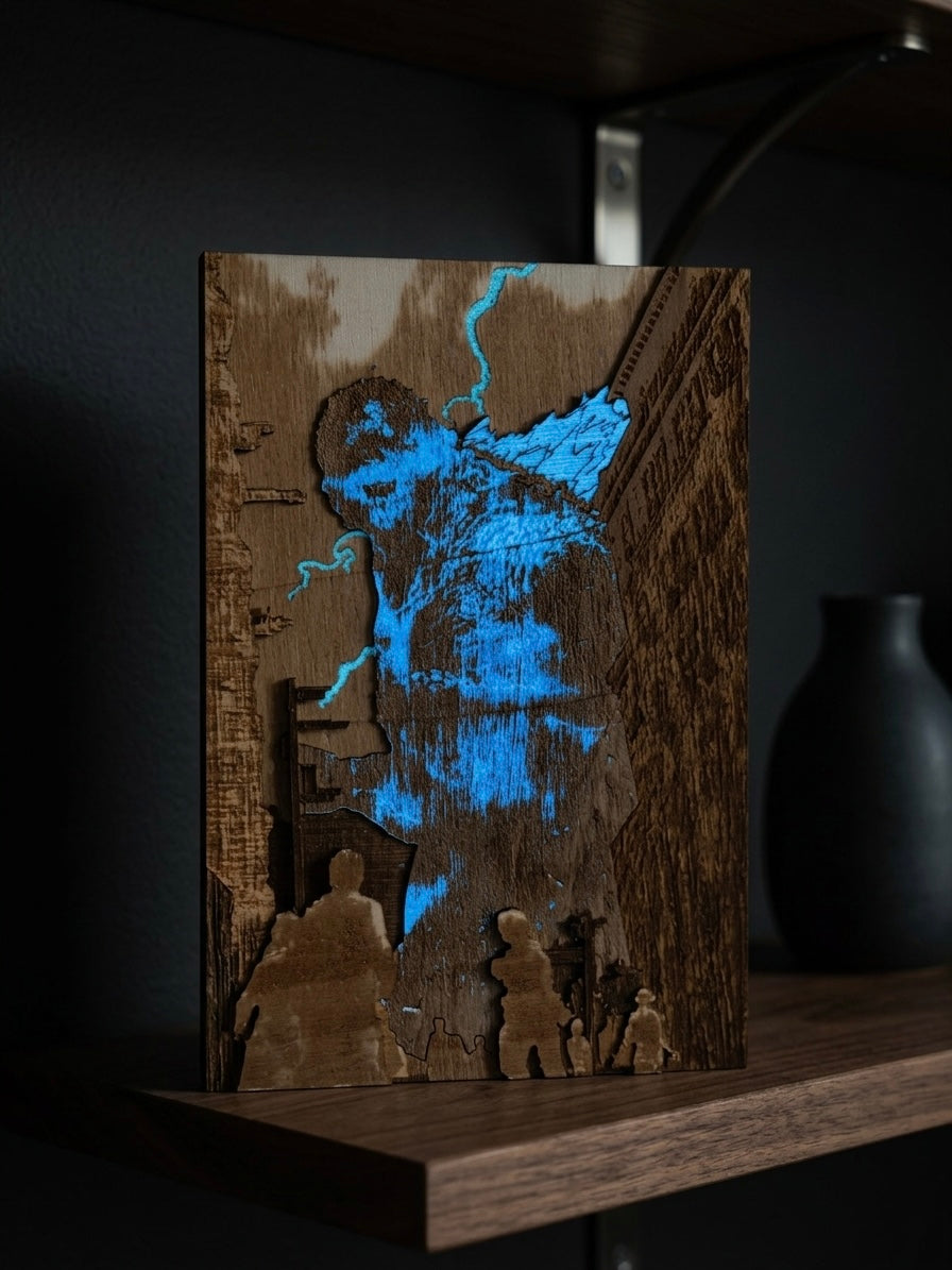 Gravure bois Godzilla avec effet phosphorescent bleu dans l’obscurité
