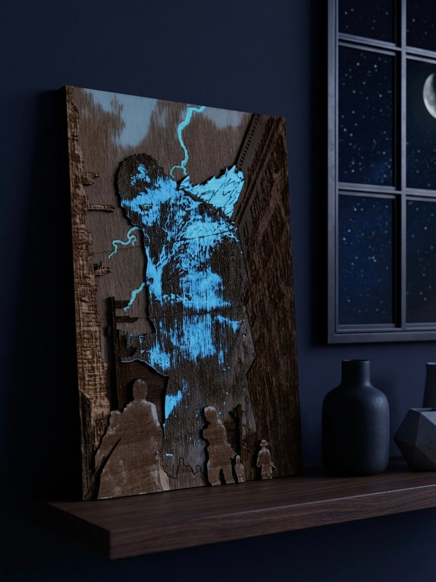 Gravure bois Godzilla de nuit avec peinture phosphorescente lumineuse